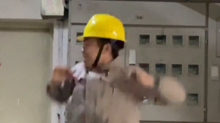 [Phiên bản thợ điện], điệu nhảy "Love Shot" của EXO tại công trường khiến các công nhân nhìn không c