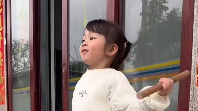 Cô bé năm tuổi đến từ Triều Sơn đang biểu diễn điệu múa Anh Ca đầy tự tin và diễn giải sức mạnh của 