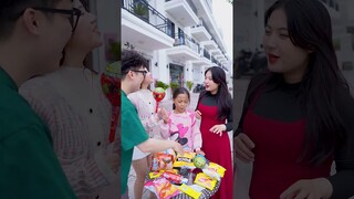 SHK - Để Con Gái Ăn Ngon, Bố Chấp Nhận Bới Rác - Dad accepts hard work for his baby #funny #story