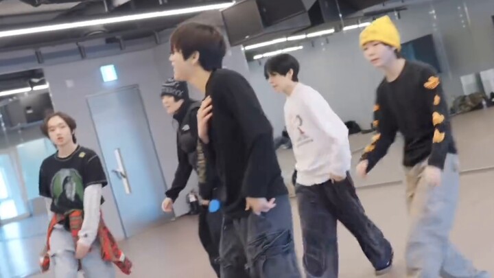 [วงบอยส์เจเนอเรชั่นที่ 6] ชิมรสชาติเสื้อผ้าส่วนตัว ห้องซ้อมเสื้อผ้าส่วนตัวแบบชนบทและปลอดภัย & การต่อ