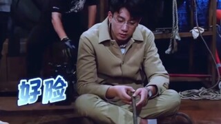 救命，他怎么那么像只小猫咪啊～