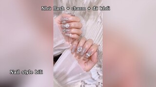 Móng đẹp với nhũ flash kết hợp charm và đá khối