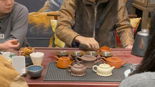 Hôm nay nên làm gì: nụ cười giả tạo, sự lịch sự giả tạo, niềm vui giả tạo