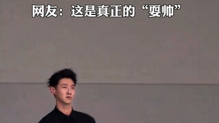男子跳蒙古舞动作干净利落，走的两步路都能看出来是专业的