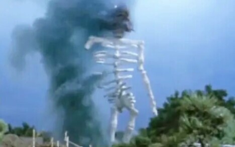 Ultraman Leo took off the monster and turned his hand into a pile of bones!