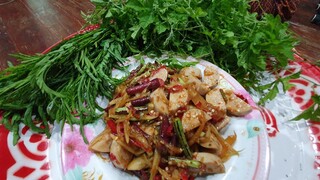 ส้มตำหมูยอใส่พริกเป็นกำเผ็ดแซ่บเวอร์