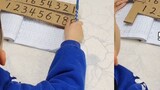 Anak laki-laki tersebut membuat “kalkulator” sederhananya sendiri dan mengeluarkan karton tersebut u