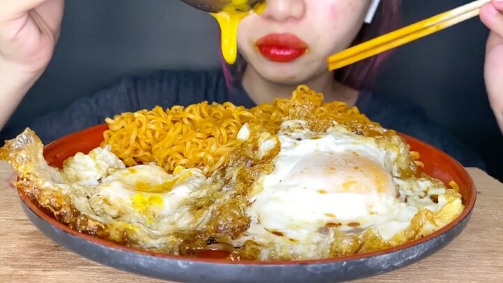 ASMR CHICKEN FIRE NOODLES 🍜+ FRIE EGGS 🍳กินมาม่าเผ็ดเกาหลีกับไข่ดาวเยิ้มๆ MUKBANG