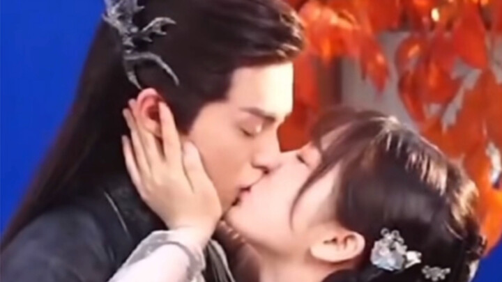 [Di Xin's Gravity] Touching the ears and kissing! The eyes were blurred when they kissed the riverba