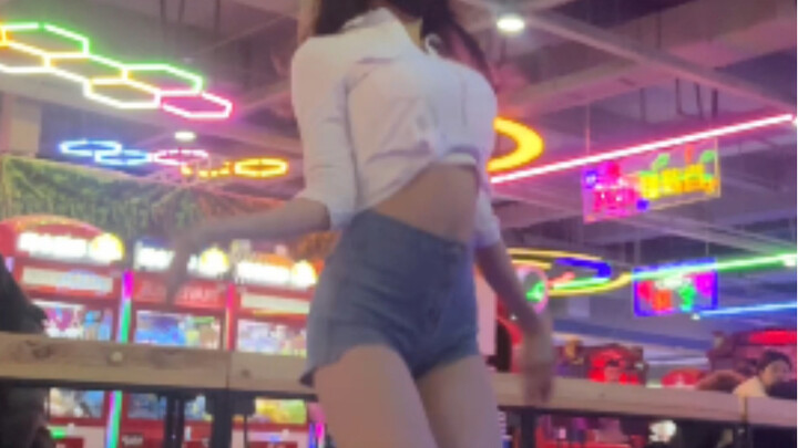 白衬衫牛仔短裤，高跟鞋也要元气满满的good time！