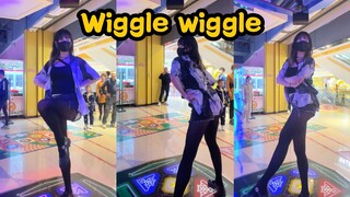 热辣黑丝摇摆舞！太难顶了~跳舞机翻跳wiggle wiggle