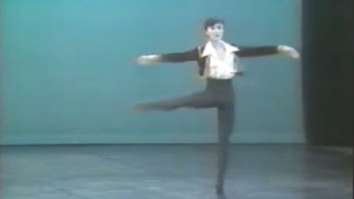 [China's first gold medalist at the Prix de Lausanne] Cai Yilei performing at the 1987 Prix de Lausa