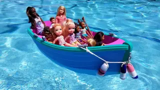 BOAT ! Elsa & Anna toddlers at Camp - Barbie - treasure box - water fun