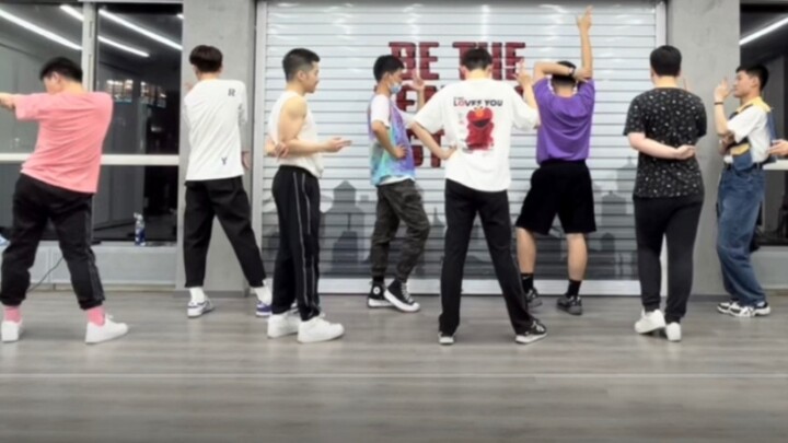 Nine out of ten car accidents are hoots, all boys half open the microphone to dance to Girls' Genera