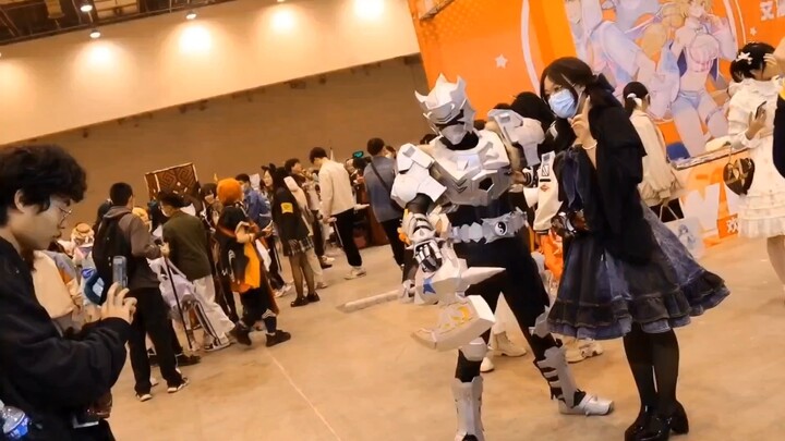An unpopular tokusatsu character appeared at the comic exhibition