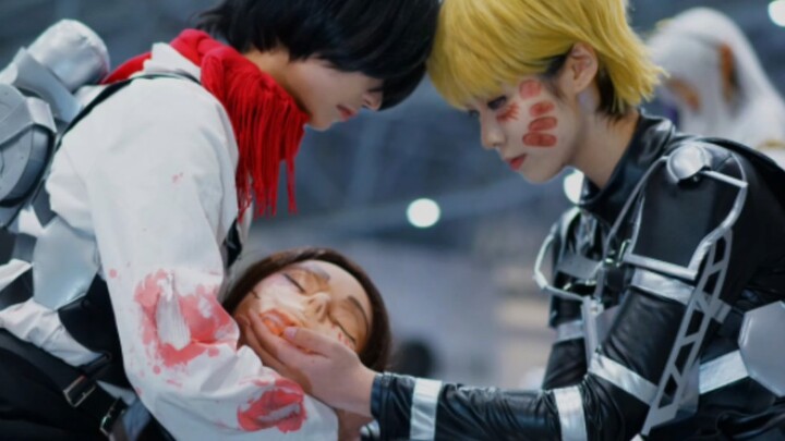 Có ai muốn thấy De Mikasa ôm đầu Eren tại hội nghị truyện tranh không?
