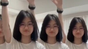 Sự tương phản giữa những cô gái mặc đồng phục học sinh Thâm Quyến và đeo kính...