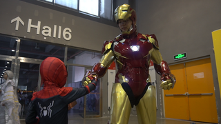 The little spider met Tony at the comic exhibition~