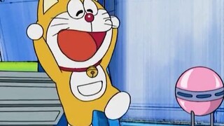 It turns out that Doraemon was scared by himself. Is the yellow Doraemon cuter or the blue one?