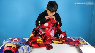 Mở hộp mặt nạ và áo choàng của Transformers, người bán còn gửi đồ chơi bóng bay lắp ráp của Người Sắt