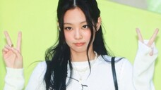 和自己的广告牌合影的猫猫JENNIE