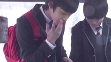 Kim Min Kyu Bo dan Seung Kwan tak lupa makan kue ikan dalam perjalanan ke sekolah.