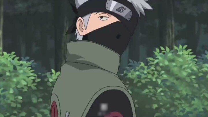 ANBU Gen memata-matai Naruto dan Konohamaru, dan Kakashi membiarkan mereka melihat Naruto versi pere