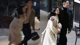 Huang Jingyu and Zhang Jingyi hugging the shoulders vs. Yang Yang and Wang Churan hugging the should