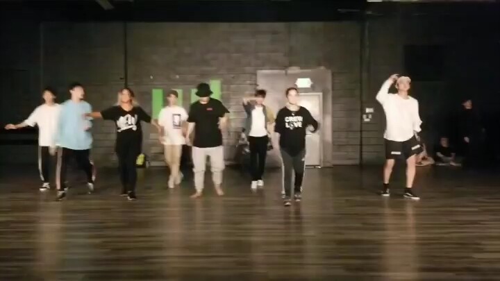Video of trainee TXT learning dance in LA, USA two years ago Goapele - Stand