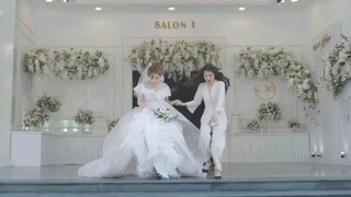 The orange is full of orange, the little sister grabs the bride, everyone assists, high sweet