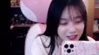 Xiaoyu vào vai người quản lý thể thao điện tử và đánh bại tất cả các thành viên cũ của IG. Người dân