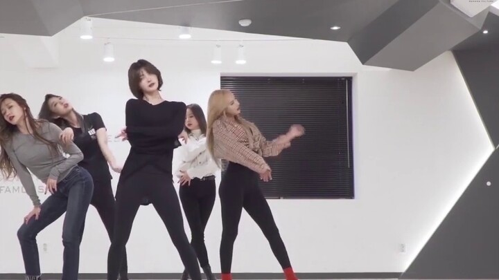 Ketika tarian ruang latihan EXID ditambahkan dengan efek khusus
