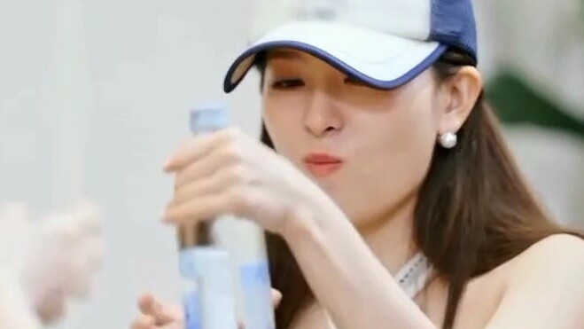 [Red Velvet] Seulgi mở chai rượu một cách cực ngầu