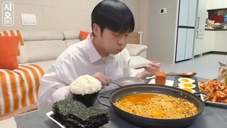 Mukbang Mie Api, Telur Goreng, Spam Keju, dan Kimchi... Yummy 😋 Yt Sio Asmr