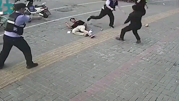 The whole story of a major violent attack on a police officer in Huai'an, Jiangsu: Resisting arrest 