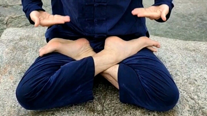 There are several leg techniques for meditating, single lotus, double lotus (lotus), and loose lotus