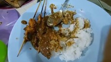 makan sate ayam