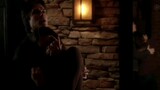 [Nhật ký ma cà rồng] Damon yêu cầu ma cà rồng mới vào nghề Elena hút máu anh ta, có rất nhiều chỗ ch