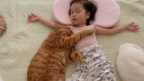 Kucing menemani anak tidur, selalu memeluk tuan kecil