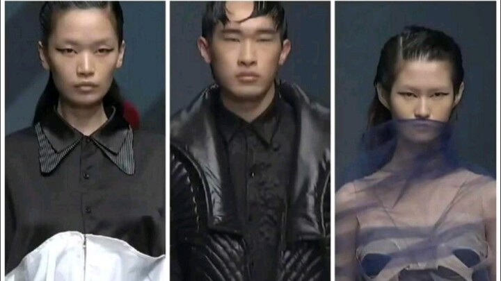 The models at Tsinghua University's graduate work conference all wore "squinting" makeup.