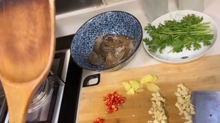 [Mu Wei] Aku tidak tega mengganti spatula yang retak, dan aku tidak tega menambahkan lebih banyak mi