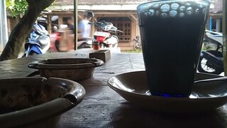 Solo ngopi , menikmati hari dengan secangkir kopi