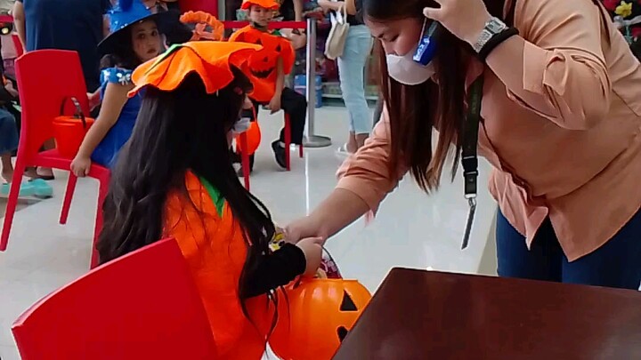 Isang Bata nanalo humakot nag candy sa Isang mall