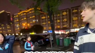 Are Chinese kids so good now? They catch foreigners on the street doing homework