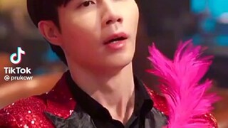 bhe dapat Sakin nalang yung flowers tapos yung kiss ( jealous)