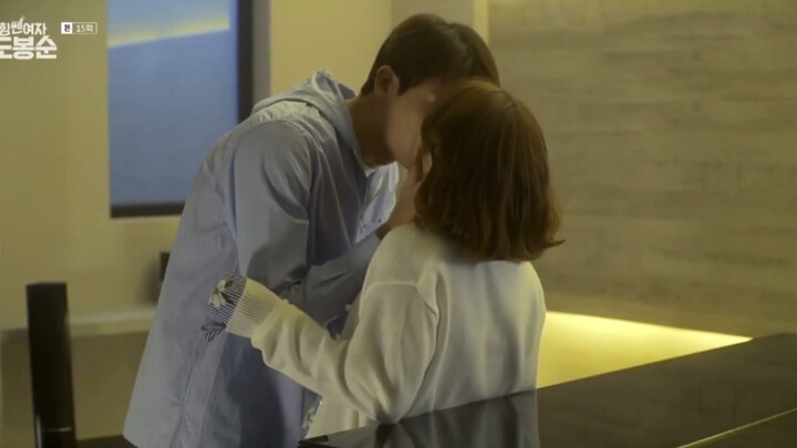 Cuối cùng Bong Soon vẫn ngủ ở nhà Min Hyuk, ôm hôn ngọt ngào