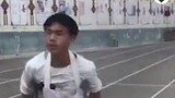 เด็กชายวัย 17 ปี "กระโดด" หลังจากสอบวิชาพลศึกษา 1,000 เมตรในการสอบเข้าโรงเรียนมัธยมปลาย ผู้คุมสอบยกเ