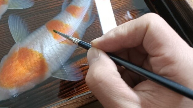 Vẽ hai chú cá chép koi ngoại cỡ để mang may mắn về nhà
