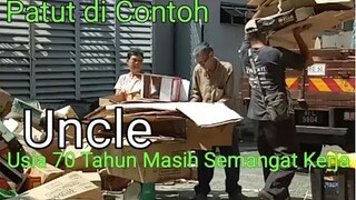 Uncle Usia 70 tahun Masih Semangat Kerja. Patut di Contoh || Video lucu - Blands Hidayat