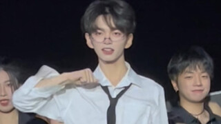 男 教 师 操场热舞JISOO的flower？！